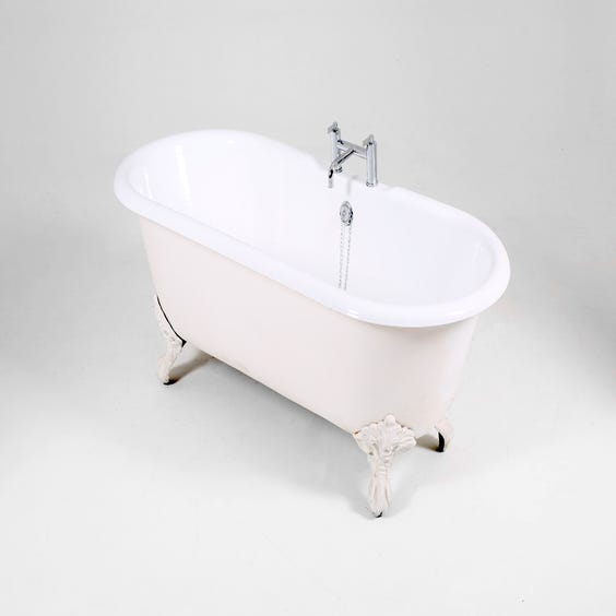image of White cast iron bath tub